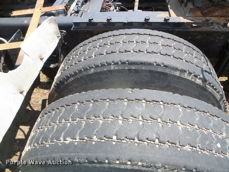 image for item DI5689 1997 International 8200  semi truck