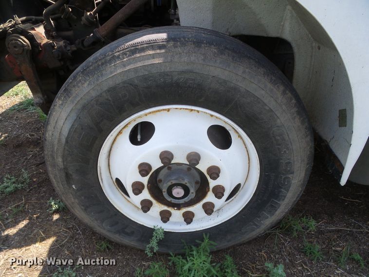 image for item DI5689 1997 International 8200  semi truck