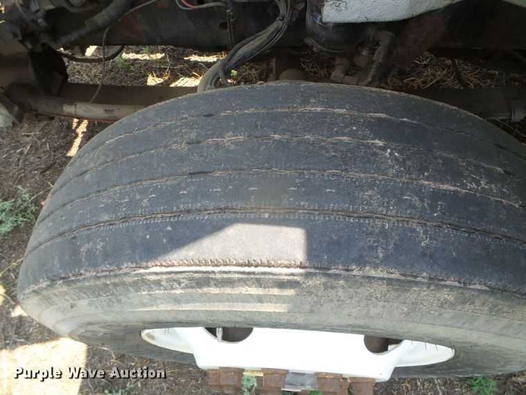 image for item DI5689 1997 International 8200  semi truck