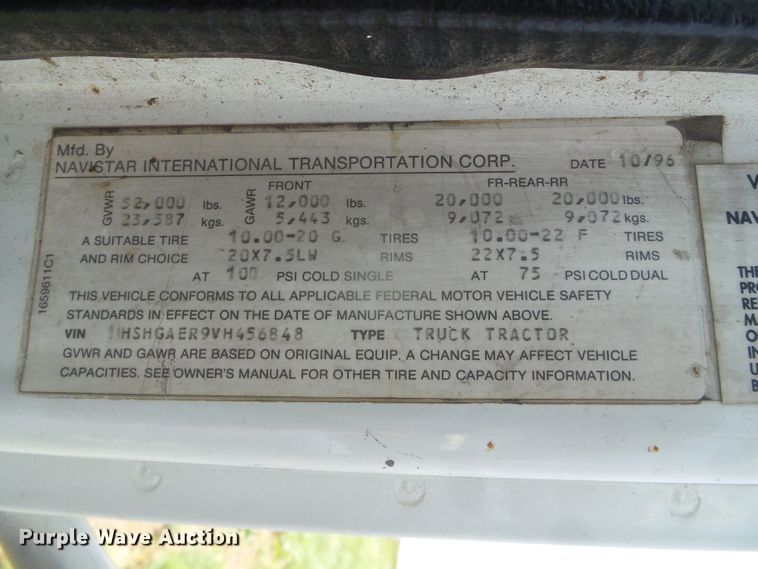 image for item DI5689 1997 International 8200  semi truck