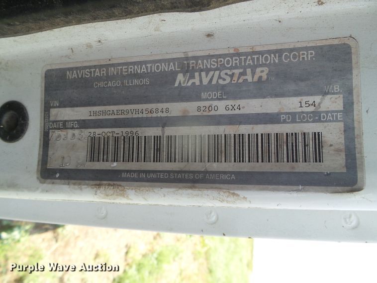 image for item DI5689 1997 International 8200  semi truck