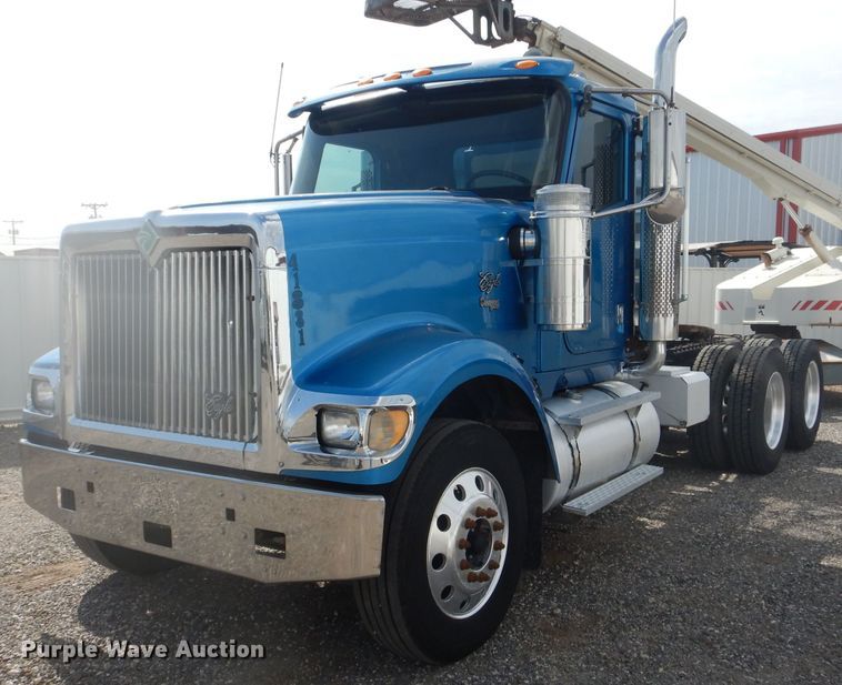 image for item DJ8868 2000 International 9900i  semi truck