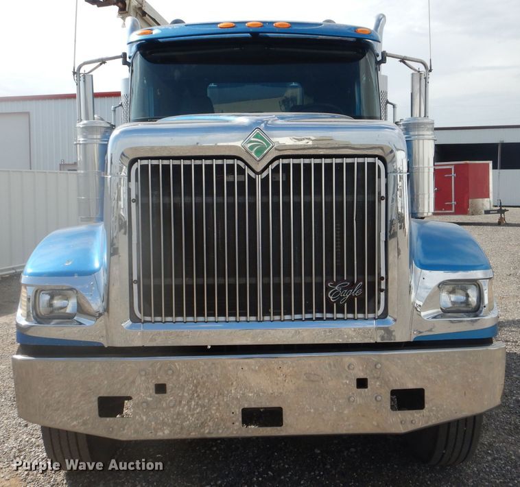 image for item DJ8868 2000 International 9900i  semi truck