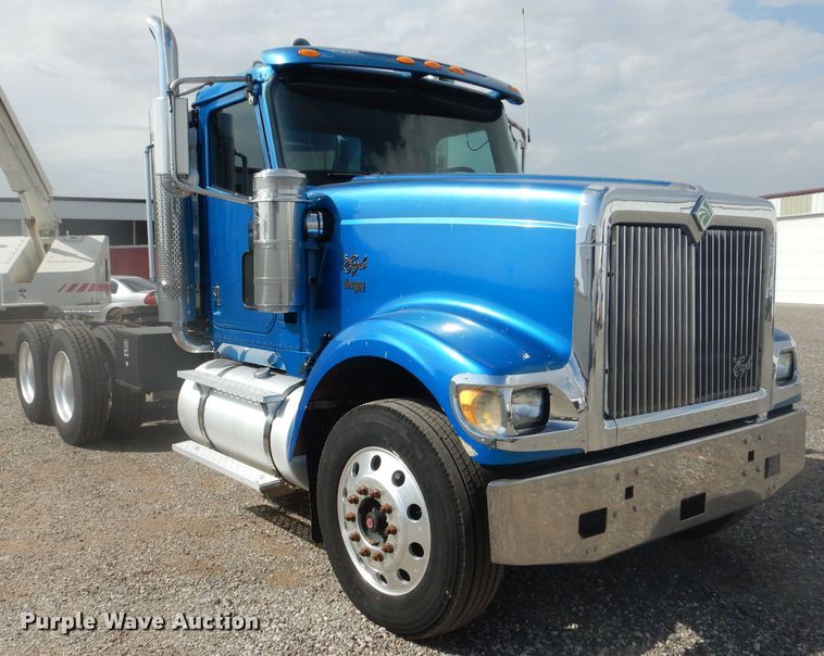 image for item DJ8868 2000 International 9900i  semi truck