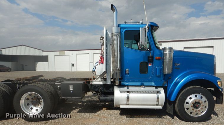 image for item DJ8868 2000 International 9900i  semi truck