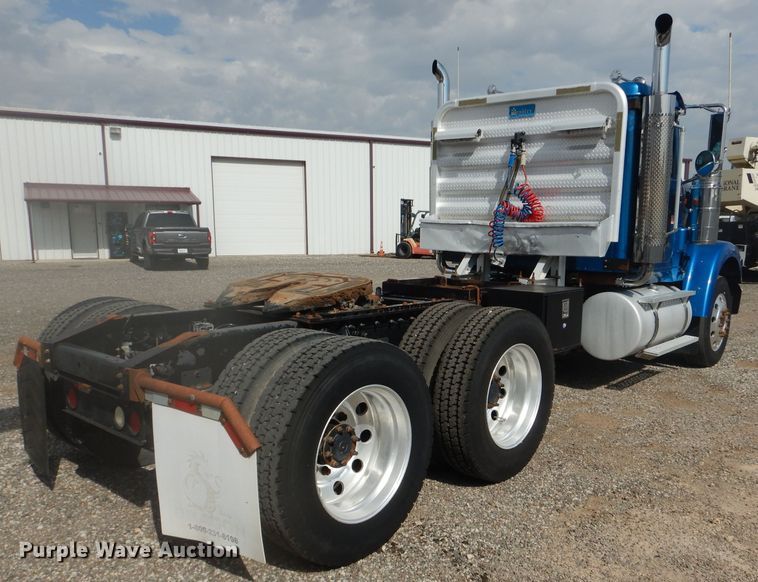 image for item DJ8868 2000 International 9900i  semi truck