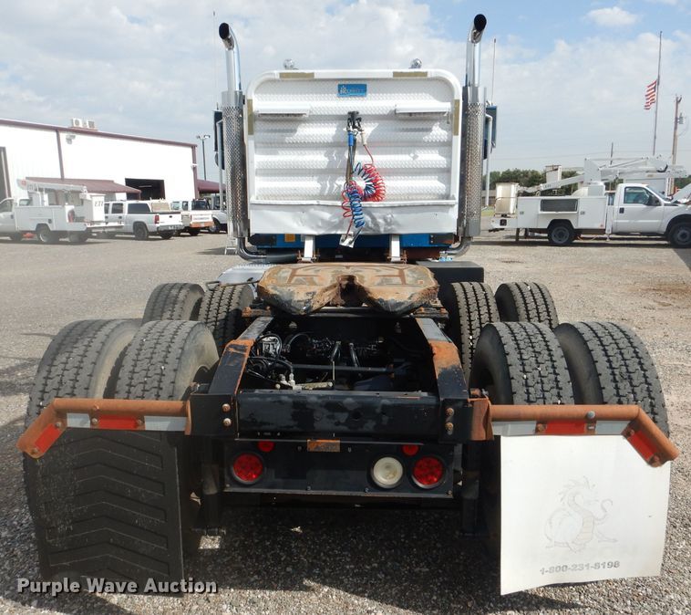 image for item DJ8868 2000 International 9900i  semi truck