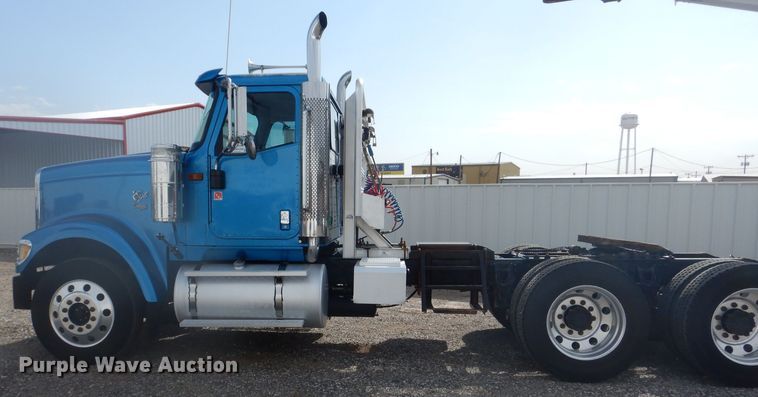 image for item DJ8868 2000 International 9900i  semi truck