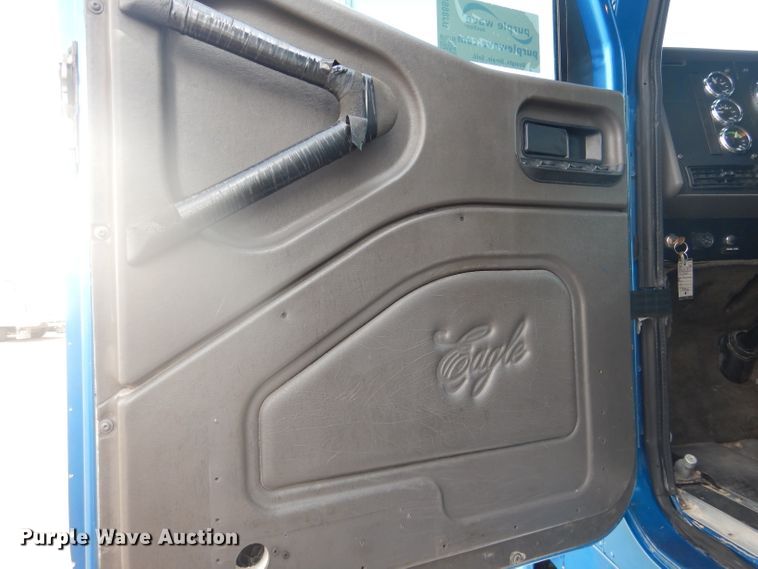 image for item DJ8868 2000 International 9900i  semi truck