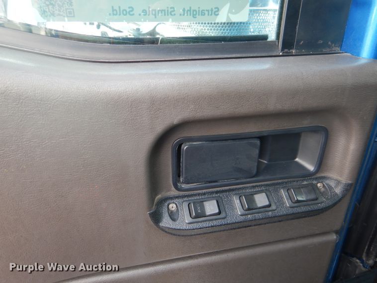 image for item DJ8868 2000 International 9900i  semi truck