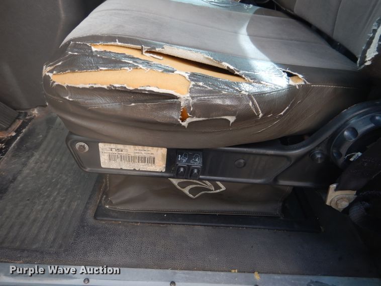 image for item DJ8868 2000 International 9900i  semi truck