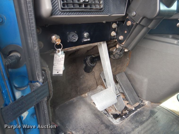 image for item DJ8868 2000 International 9900i  semi truck