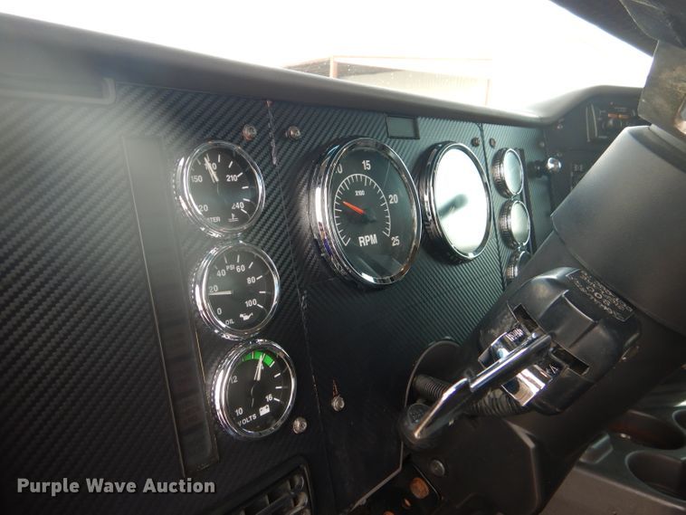 image for item DJ8868 2000 International 9900i  semi truck