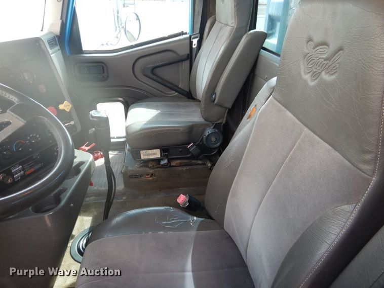 image for item DJ8868 2000 International 9900i  semi truck