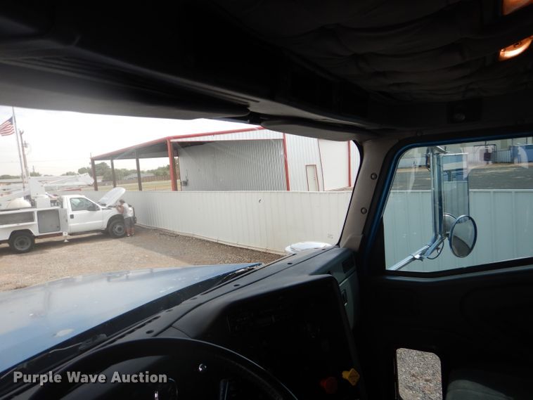 image for item DJ8868 2000 International 9900i  semi truck