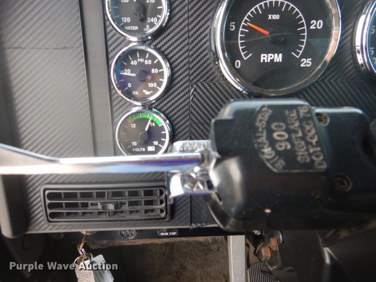 image for item DJ8868 2000 International 9900i  semi truck