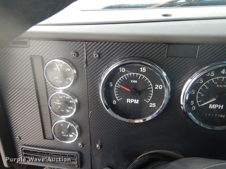 image for item DJ8868 2000 International 9900i  semi truck