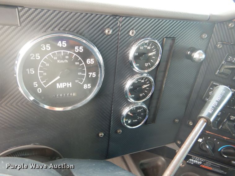 image for item DJ8868 2000 International 9900i  semi truck