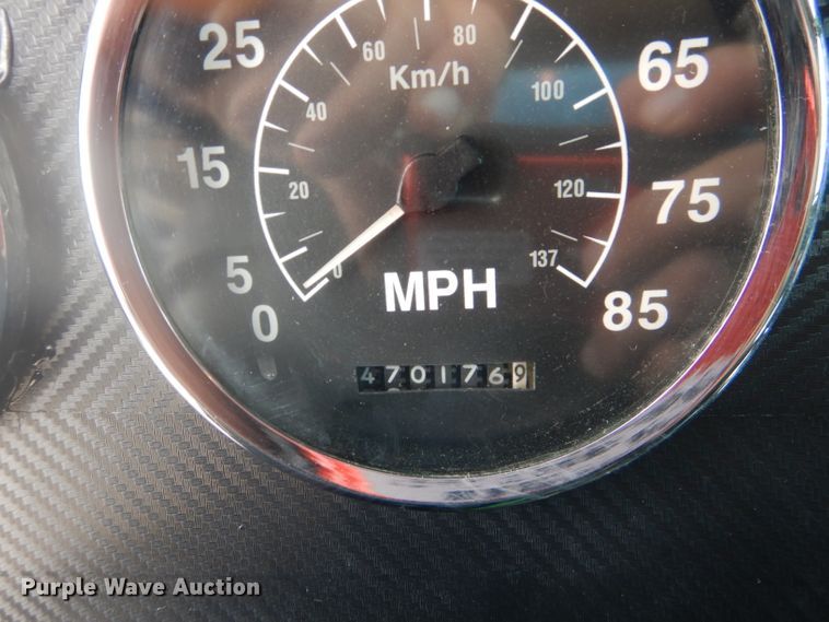 image for item DJ8868 2000 International 9900i  semi truck