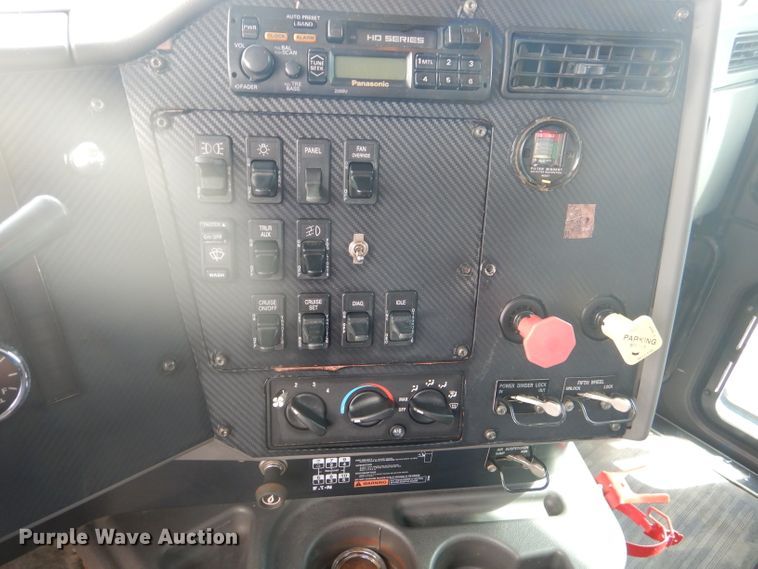 image for item DJ8868 2000 International 9900i  semi truck