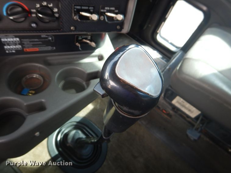 image for item DJ8868 2000 International 9900i  semi truck