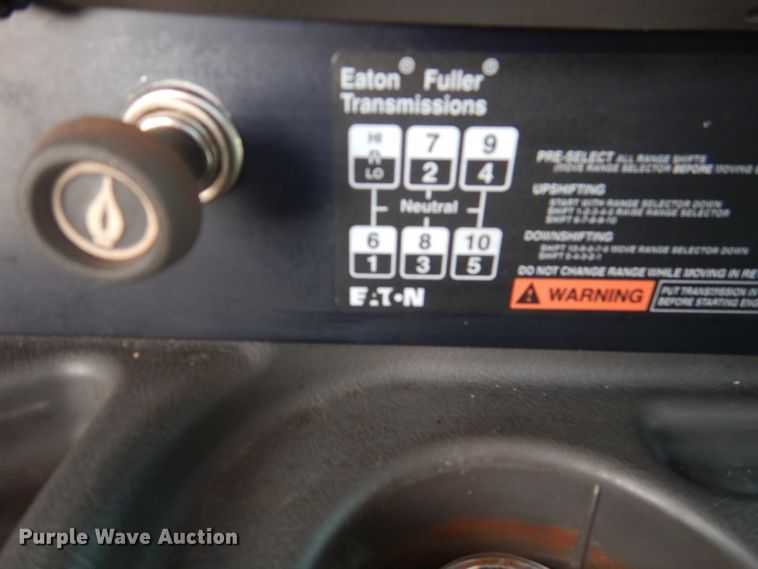 image for item DJ8868 2000 International 9900i  semi truck