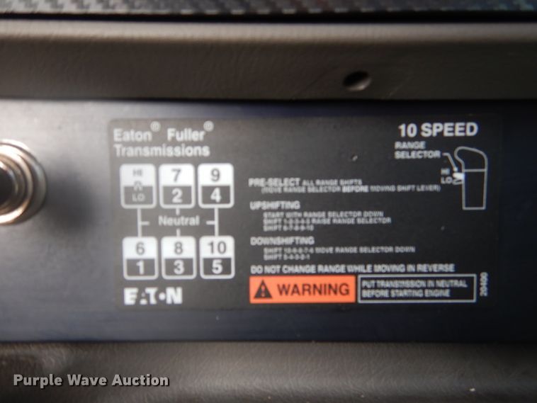 image for item DJ8868 2000 International 9900i  semi truck