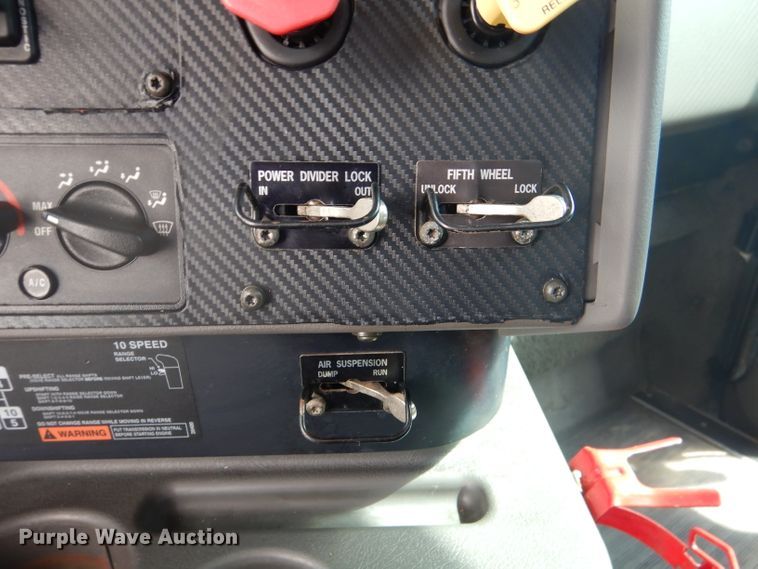 image for item DJ8868 2000 International 9900i  semi truck