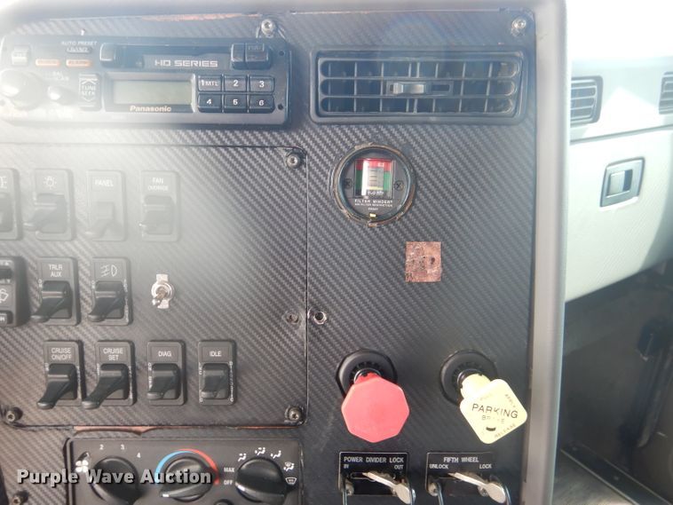 image for item DJ8868 2000 International 9900i  semi truck