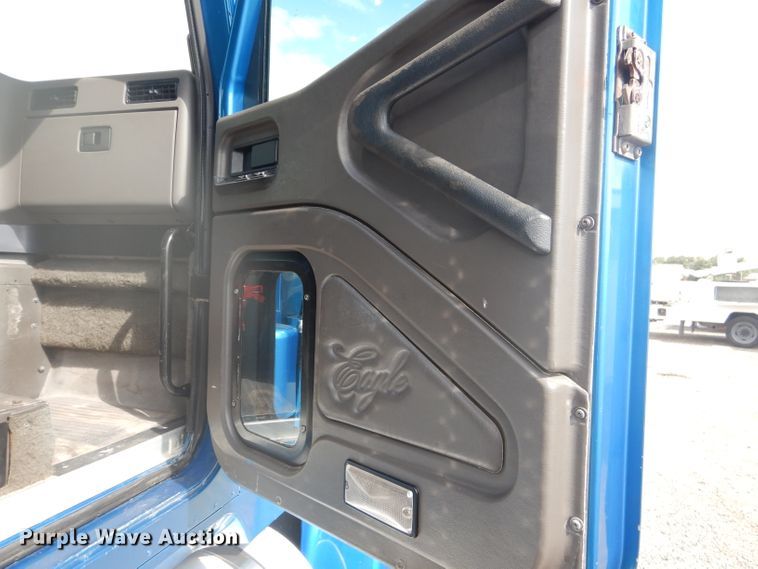 image for item DJ8868 2000 International 9900i  semi truck