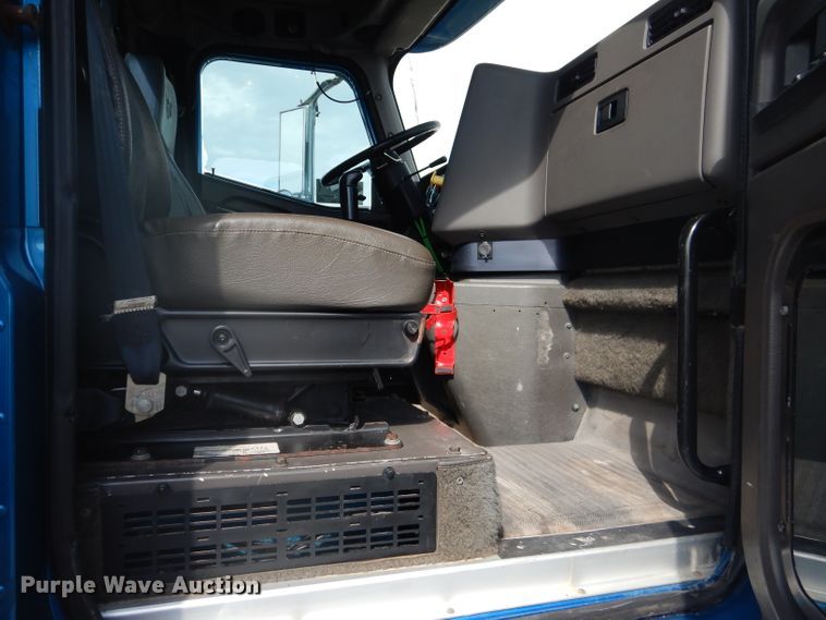 image for item DJ8868 2000 International 9900i  semi truck