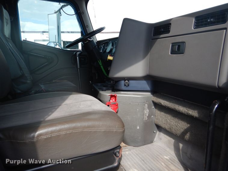 image for item DJ8868 2000 International 9900i  semi truck