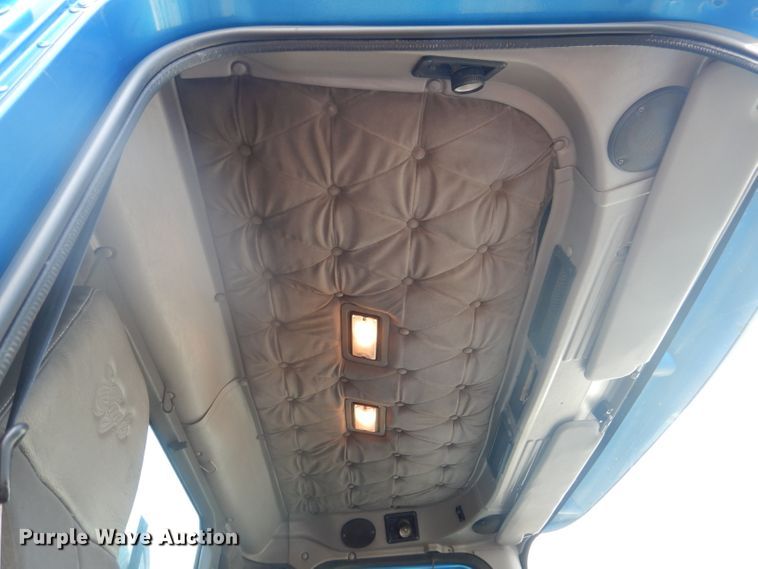 image for item DJ8868 2000 International 9900i  semi truck