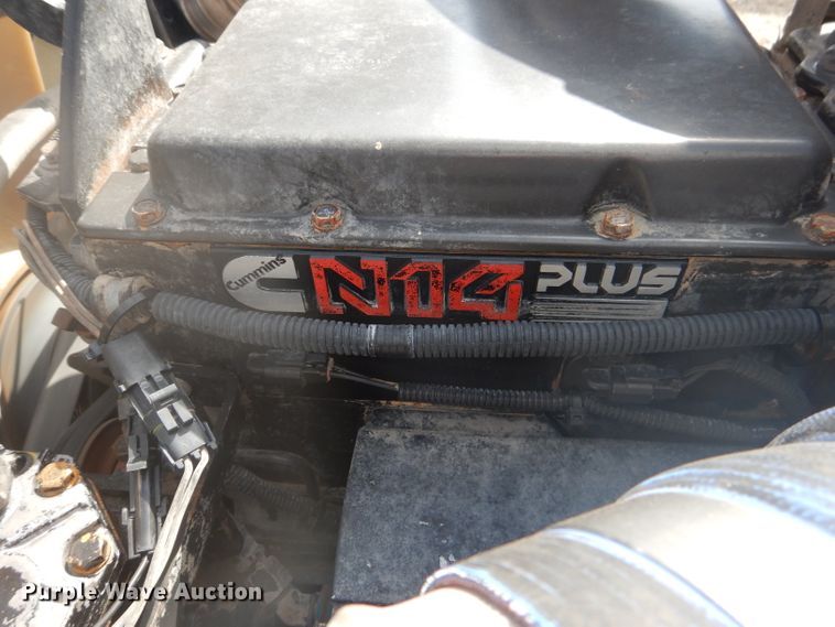 image for item DJ8868 2000 International 9900i  semi truck