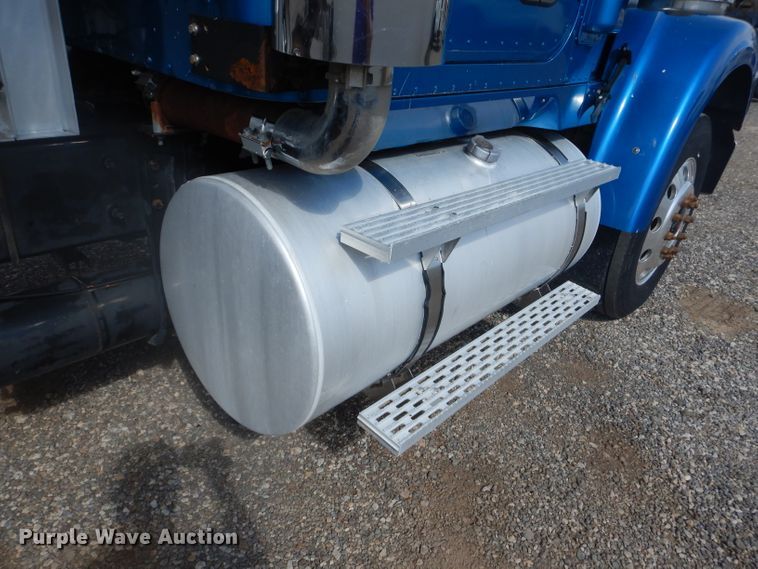 image for item DJ8868 2000 International 9900i  semi truck