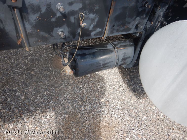 image for item DJ8868 2000 International 9900i  semi truck