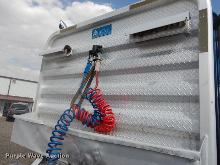 image for item DJ8868 2000 International 9900i  semi truck