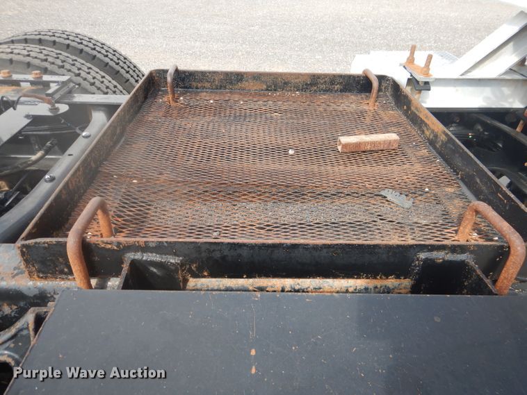 image for item DJ8868 2000 International 9900i  semi truck