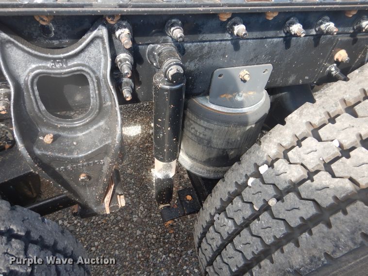 image for item DJ8868 2000 International 9900i  semi truck