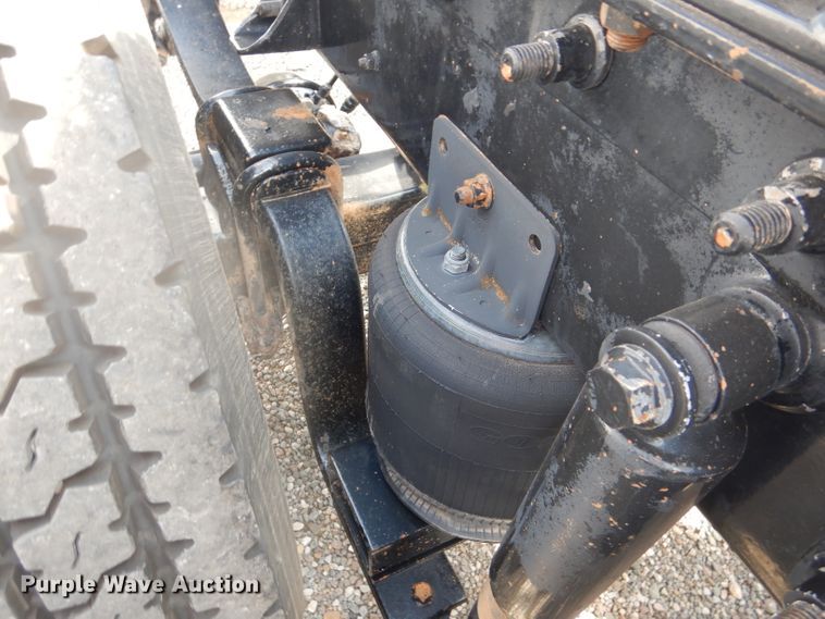 image for item DJ8868 2000 International 9900i  semi truck