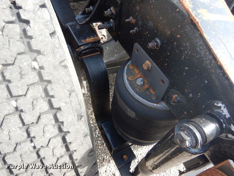 image for item DJ8868 2000 International 9900i  semi truck