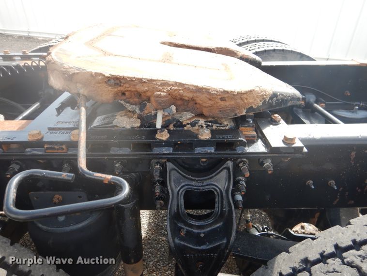 image for item DJ8868 2000 International 9900i  semi truck