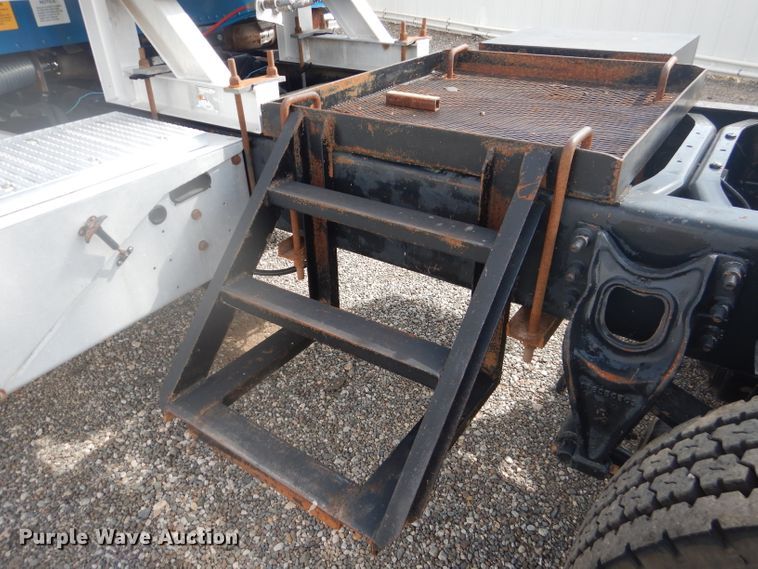 image for item DJ8868 2000 International 9900i  semi truck