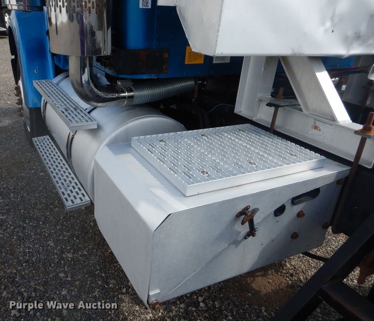 image for item DJ8868 2000 International 9900i  semi truck