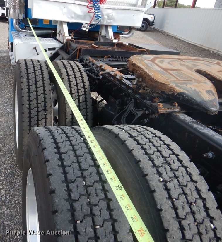 image for item DJ8868 2000 International 9900i  semi truck