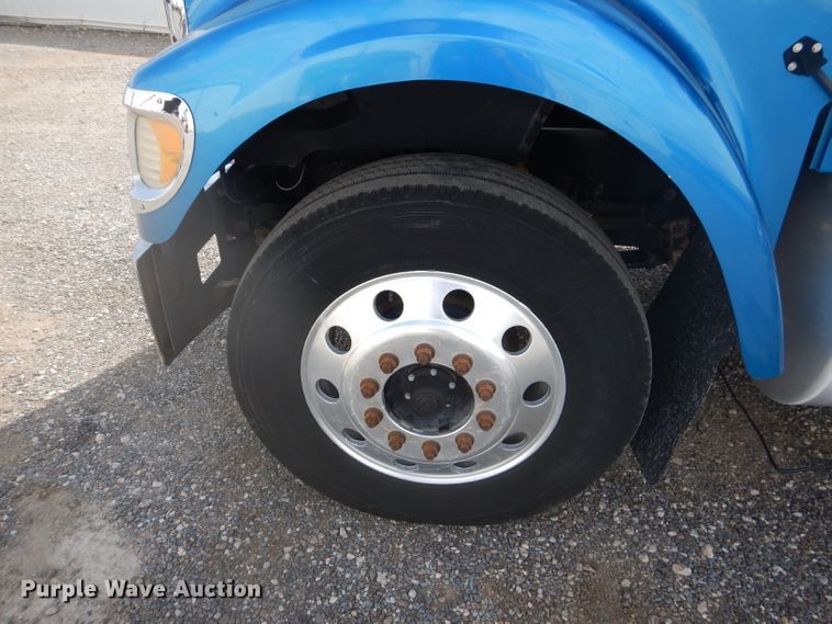 image for item DJ8868 2000 International 9900i  semi truck