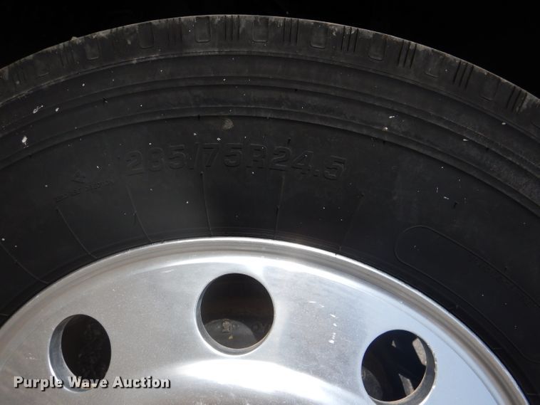 image for item DJ8868 2000 International 9900i  semi truck