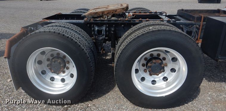 image for item DJ8868 2000 International 9900i  semi truck