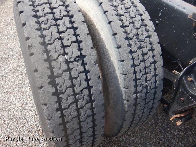 image for item DJ8868 2000 International 9900i  semi truck