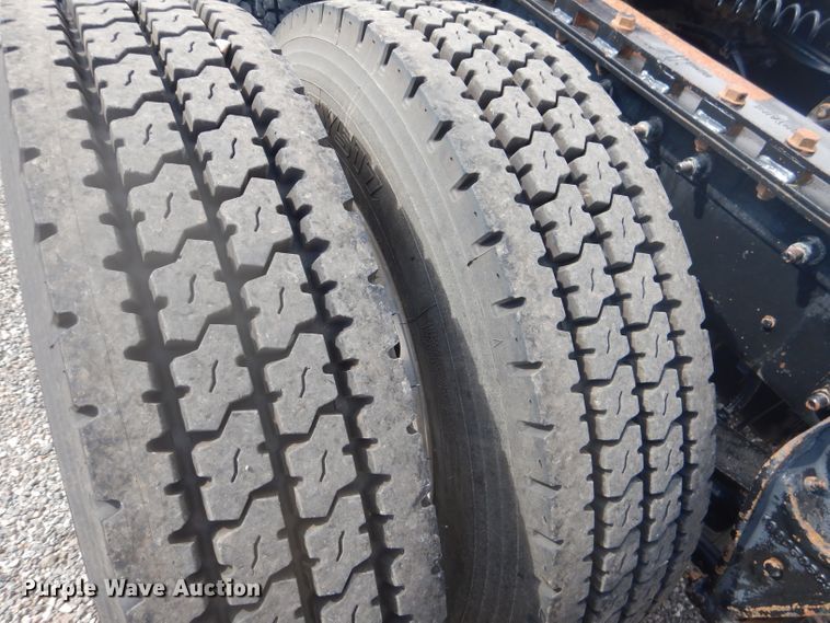 image for item DJ8868 2000 International 9900i  semi truck